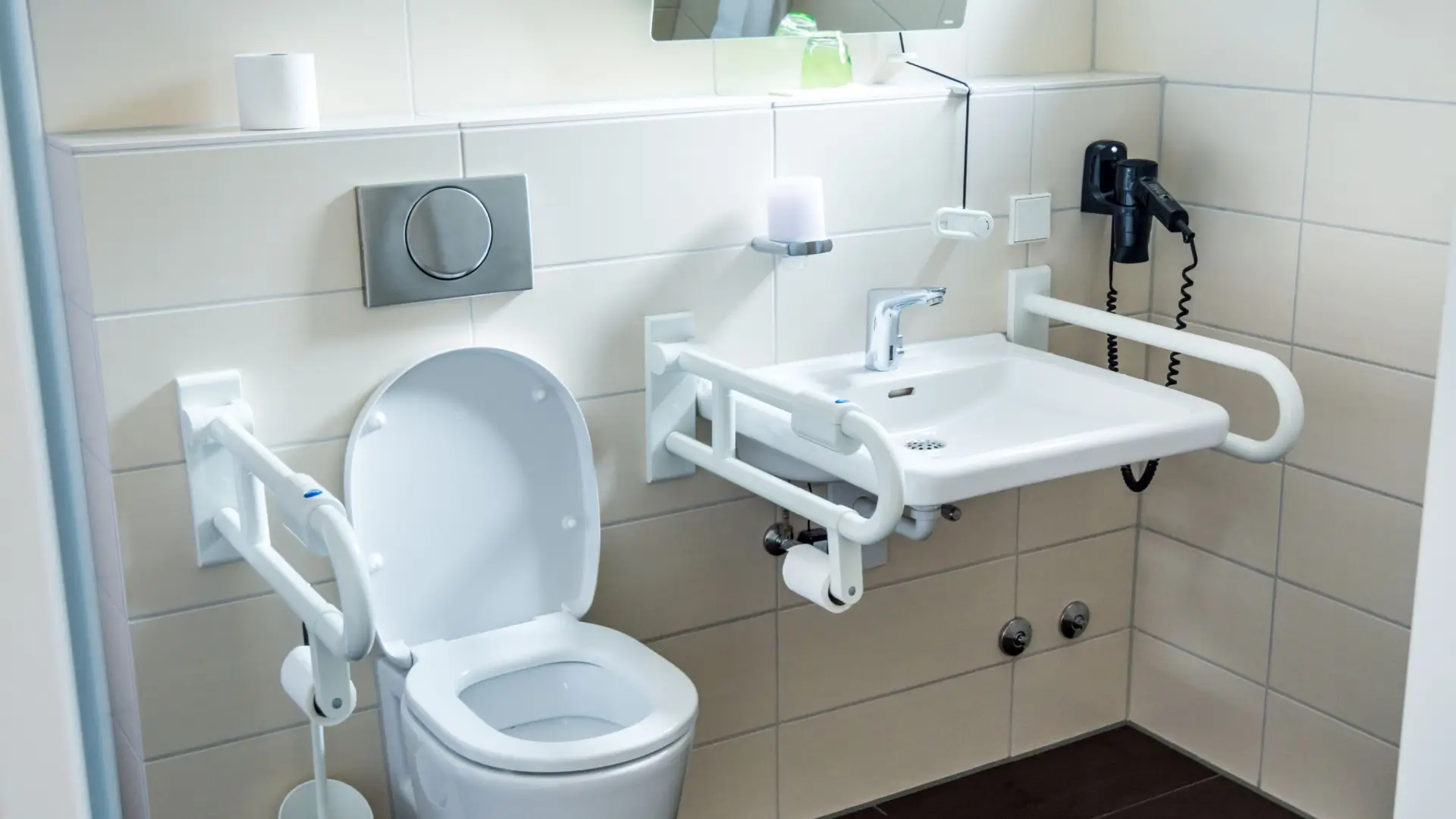 Barrierefreies Badezimmer mit WC und Haltegriffen