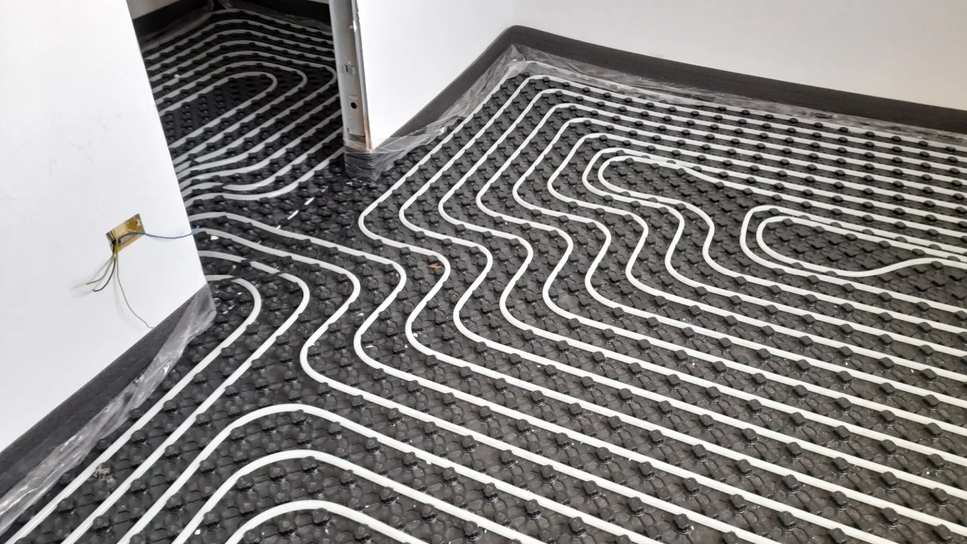 Verlegte Fußbodenheizung im Estrich
