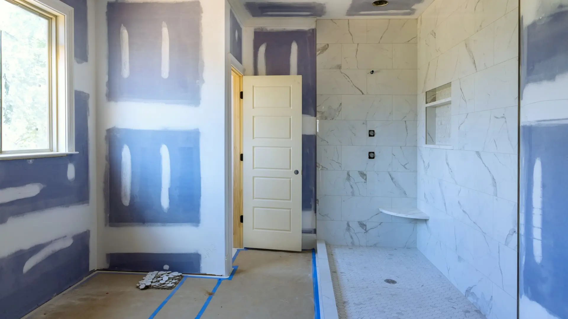 Rohbau eines Badezimmers während der Installation