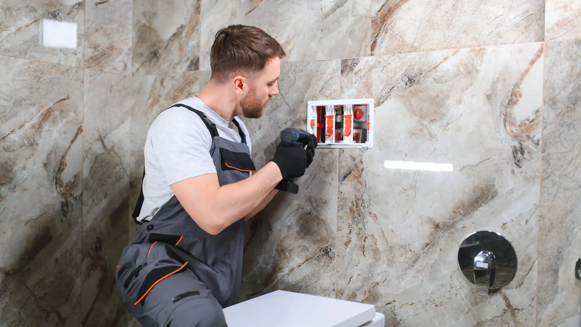 Elektriker installiert Sicherungskasten