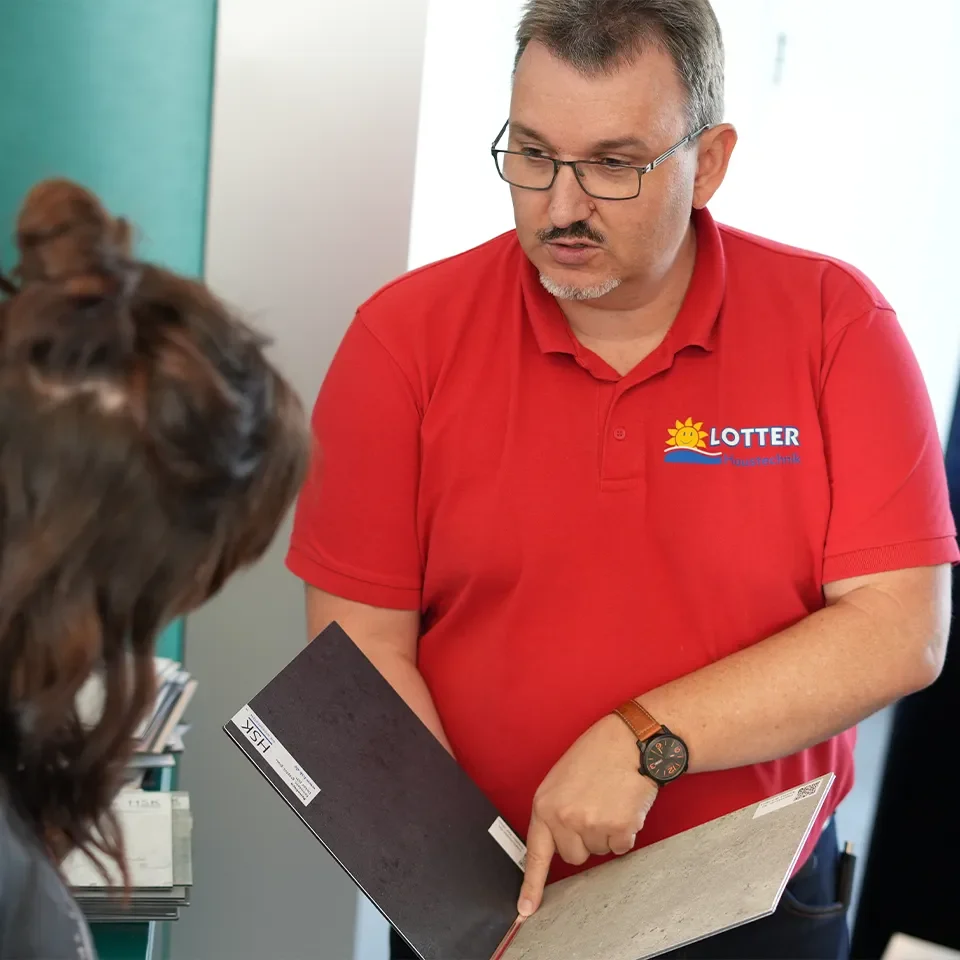 Fachberater erklärt technische Unterlagen