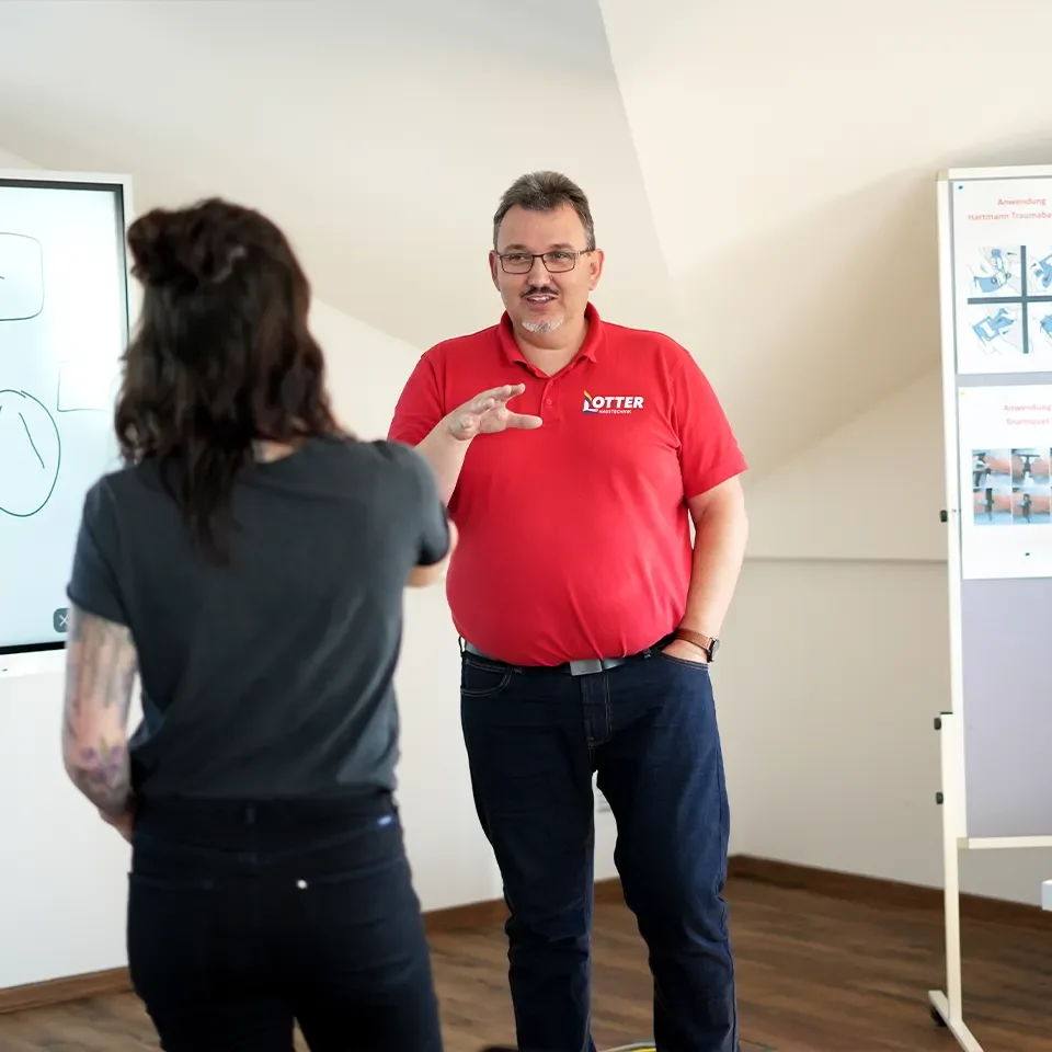 Beratungsgespräch zwischen Kunde und Fachbetrieb